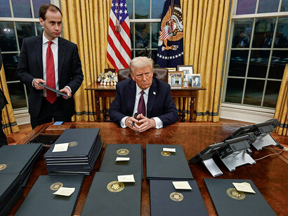 El presidente Donald Trump, en su despacho, preparándose para firmar órdenes ejecutivas. Casa Blanca, Estados Unidos, 25 de enero de 2025