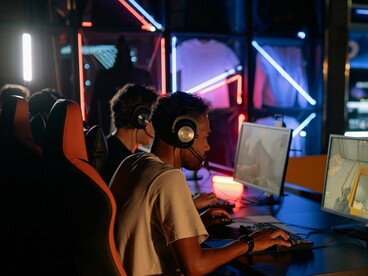 Apesar disso, especialistas apontam que o volume de denúncias e o tamanho da base de usuários tornam os mecanismos insuficientes sem modificações profundas no desenho do produto. A crítica recorrente menciona chats abertos dentro de jogos, possibilidade de troca de convites para plataformas externas e lacunas na verificação de idade, que permite que adultos usem contas supostamente destinadas a menores