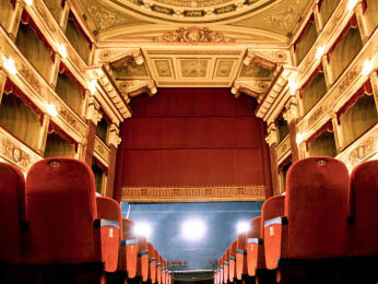 Era come se la musica d’Opera e i suoi personaggi attraversassero in modo naturale lo scorrere della vita