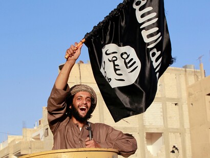 Un miembro de Isis con su bandera