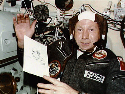 Il cosmonauta Aleksey Leonov mostra il disegno dell'astronauta Thomas Stafford, 17 luglio 1975