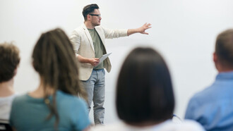 Professores participam de aula sobre ensino e aprendizagem no Brasil durante sábado letivo 