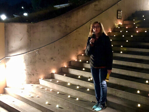 Evento que tuvo lugar al atardecer del 15 de febrero de 2018, frente a la entrada de la escuela, donde se repartieron velas y pulseras naranjas para protestar contra la violencia armada. Tamalpais High School de Mill Valley, 2018, California, EE.UU.