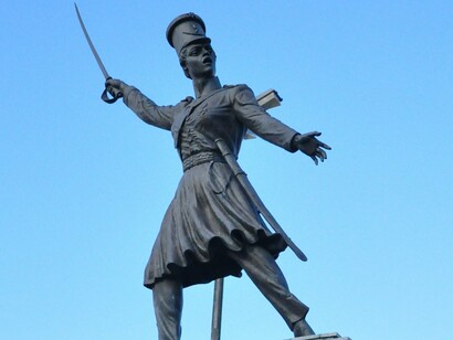 O contexto da guerra na Bahia exigia homens e mulheres dispostos a tudo. O território era estratégico: Salvador controlava portos vitais, e a resistência brasileira precisava de voluntários engajados e preparados para enfrentar não apenas o inimigo, mas também as condições adversas de clima e geografia. Maria Quitéria se destacou nesse cenário, enfrentando longos dias de patrulha, escaramuças constantes e a constante ameaça de ataques surpresa