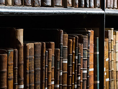 I libri di testo si presentano grandi, pesanti, con pagine lucide sulle quali è difficile scrivere
