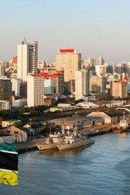 Maputo, Moçambique. Apesar de esta música ter sido lançada na década de 2000, retratando a realidade de forma crítica e denunciando as estruturas de poder, a precariedade, a pobreza, a fome, opressão, entre outras realidades sociais de Moçambique do então, estas nuances são, até aos dias que correm, recorrentes, marcando assim a sua atemporalidade