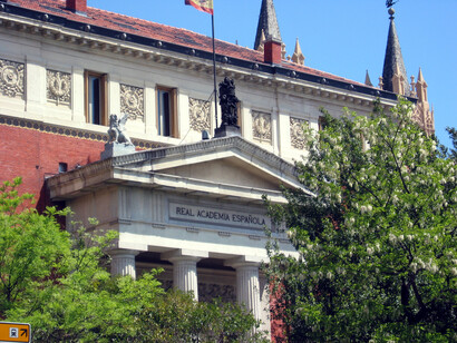 Mario Vargas Llosa, te has ido, como todos se van, dejándonos tus libros: un laberinto de letras, ecos , voces y un palacio de sueños con historias tejidas donde cada huella es camino RAE, 2016, Madrid, España