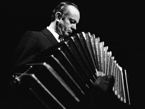 Astor Piazzolla nasceu em La Plata, uma província da Argentina e é responsável por dar vida ao ritmo chamado de Novo Tango