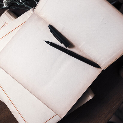 Soy el pródigo hijo de una razón encallada en besos del desencanto, del olvido en el ámbar viento, de todos los silencios de la voz. No ha dado cándidos frutos el cerezo de mi corazón