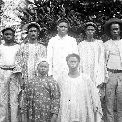 Retrato de pessoas negras escravizadas. Por séculos, tem havido uma luta contínua entre abolicionistas e senhores de escravos, e entre líderes poderosos que cometem crimes contra a humanidade e aqueles que tentam mudar o sistema e eleger líderes bons e honrados