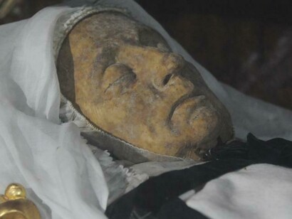 Ogni 15 febbraio, data della morte della Siervita, viene mostrato ai credenti, la figura umana della monaca incorrotta, dal vetro del sarcofago che ne protegge il corpo intatto