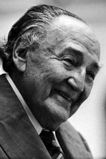 Haya de la Torre hablando a los campesinos de la Hacienda Laredo, La Libertad, 1931. Haya de la Torre fundó la Universidad Popular González Prada, promoviendo la educación con justicia social para las clases trabajadoras