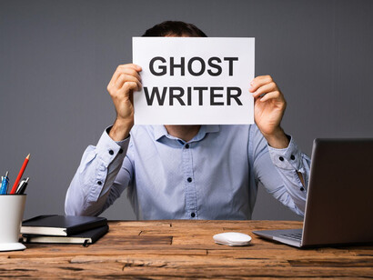 Le ghostwriting. Le ghostwriter met en mots les idées et les visions de son client, tout en restant anonyme