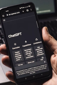 ChatGPT en la pantalla de un teléfono. ChatGPT proporciona información precisa en contexto