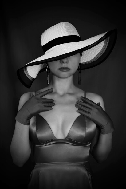 Mulher combina vestido aberto com chapéu