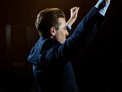 Político em campanha. Como grandes produtores e fornecedores mundiais de trigo, gás, petróleo, defensivos agrícolas, entre outras matérias-primas intermediárias, a dificuldade de produção e distribuição, interferiu diretamente nas disponibilidades e precificação ao redor do mundo