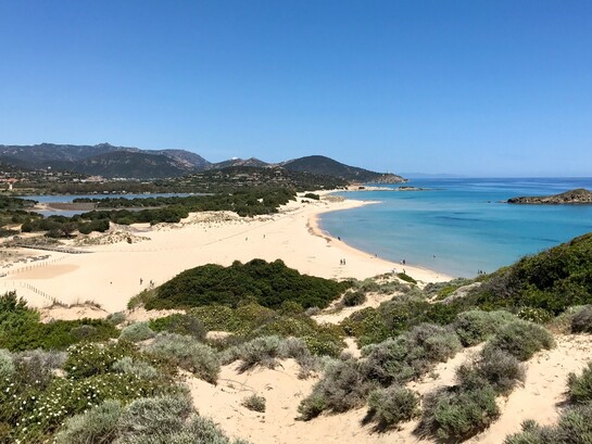 La Sardegna è un'isola italiana famosa per le sue spiagge dal mare cristallino e dai colori intensi