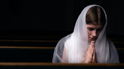 Según la religión: la desobediencia, soberbia luciferina, instituye a la mujer como causa que activa el pecado