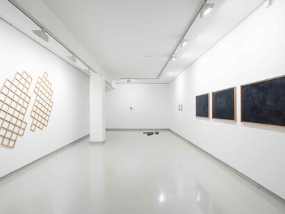 Various artists, Espaços e rastos, exhibition view. Courtesy of Galeria Presença © Carlos Campos