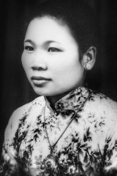 Mom. True to form, showed a discreet smile, but so elegant, Kim Chi Pho