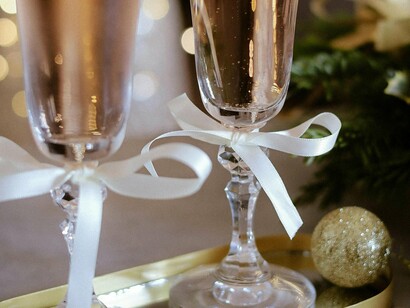 Champanhe não é só uma bebida, é uma celebração. Champanhe recebe o ano novo, brinda casamentos. Champanhe significa que é hora de festejar, até o som da rolha faz a gente sorrir