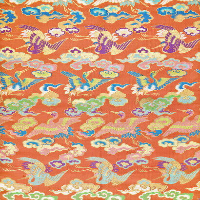 Nishiki. Médaillons de grues et réseau en vannerie, sur fond rouge recouvert d’or. Soie, lampas, fond sergé; lamelles de papier doré. Fin époque d’Edo, 1801-1868. CB-TJ-1927-6 © Copyright Fondation Baur, Genève 