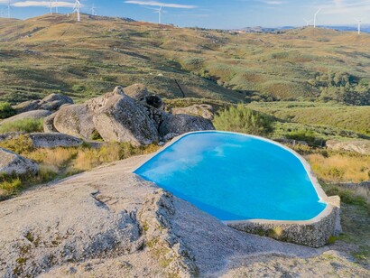 Piscina da Casa do Penedo, nas serras de Fafe, em Portugal