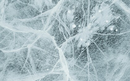Uno studio pubblicato su Nature Geoscience ha risolto un quesito che impegnava la paleoclimatologia da oltre settant'anni, chiarendo perché la relazione tra isotopi dell'acqua e temperatura nelle carote di ghiaccio antartiche varia nello spazio e nel tempo