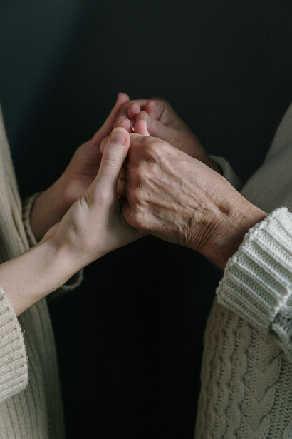 Son suaves y cálidas las manos de la nona