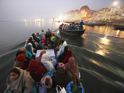 Kazuyoshi Nomachi, Ganges,
Partenza per il pellegrinaggio di Pancha Koshi, che comprende la visita a cinque templi dedicati a Shiva e ubicati nelle vicinanze di Benares,
Benares, India 2005 © Kazuyoshi Nomachi 
