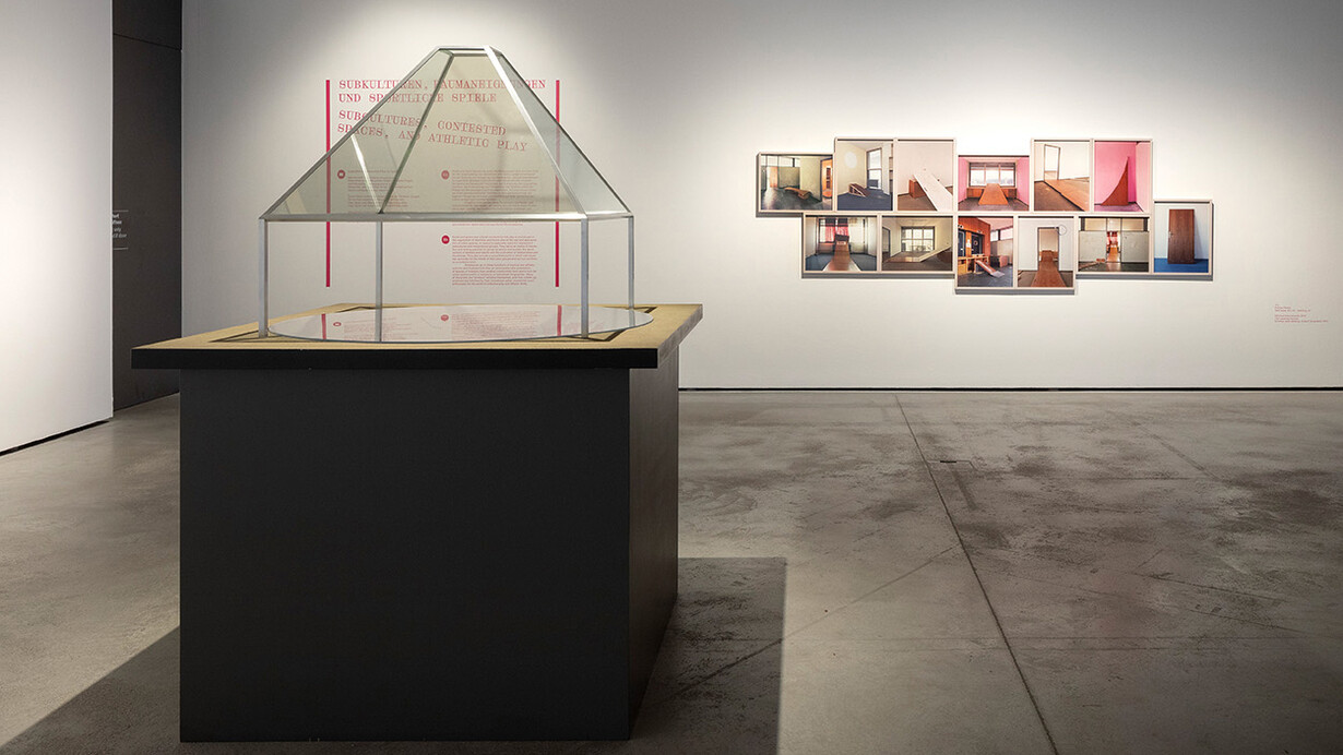 Various artists, Breaking free, exhibition view. Courtesy of Museum der Moderne