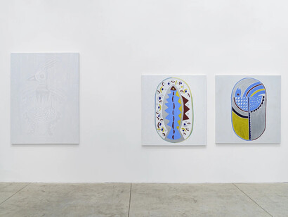 Àkùko, Eiyéle e Ekodidé – Uma revoada de Alberto Pitta, vista da exposição. Cortesia da Galeria Nara Roesler