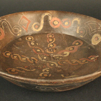 Plato polícromo
Materiales: Cerámica
Formativo Tardío. 200 - 600 a.C. Paracas. Fase 8 y 9
Medidas: 59 mm de alto