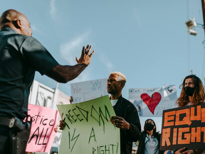 Face à l’autorité, des voix s’élèvent pour réclamer liberté, justice et égalité
