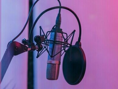 Microfone. Isso traz à tona modelos comerciais inovadores, nos quais o dublador poderia receber direitos autorais ou royalties vitalícios pela utilização da sua voz digitalizada, o que pode significar uma fonte de renda adicional e contínua, mesmo após ele se aposentar ou falecer