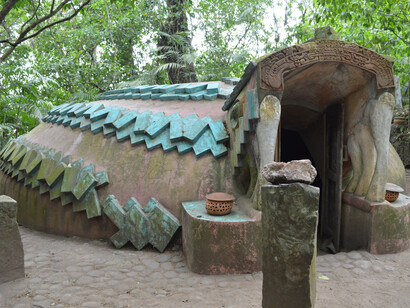Temazcal en forma de serpiente en la Reserva Ecológica Nanciyaga en Catemaco, Veracruz