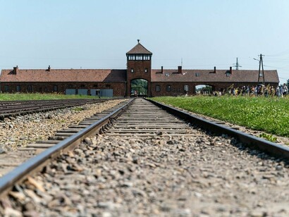 La ferrovia che porta al campo di concentramento di Auschwitz, Polonia