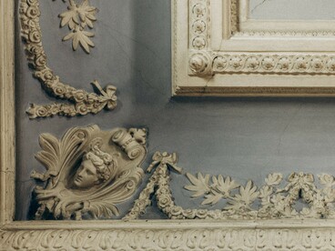Moulures de plafond souvent associées à l'élégance et au raffinement