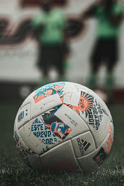 Entenda como a história da bola Argentum 21 da Adidas se entrelaça com a realidade social do futebol. Da luta de classes às disparidades financeiras, cada chute reflete uma narrativa mais profunda