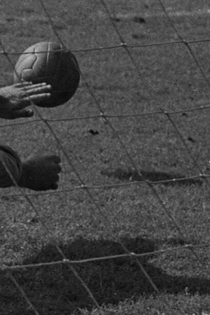 El arquero neerlandés Piet Paternotte evitando un tanto de penal, agosto de 1968