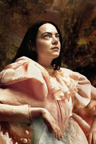 Pobres Criaturas, dirigido por Yorgos Lanthimos, é uma jornada cinematográfica única e visualmente deslumbrante. A atuação magistral de Emma Stone como Bella Baxter, uma mulher ressuscitada, desafia as normas sociais e explora a identidade e a liberdade