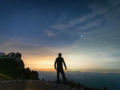 Un hombre ante la luz que lo aclara todo más y más