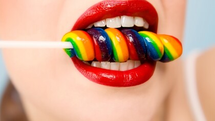 Comiendo un polo de frutas tropicales