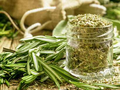 Profundamente aromático, o alecrim tem numerosos usos caseiros e medicinais