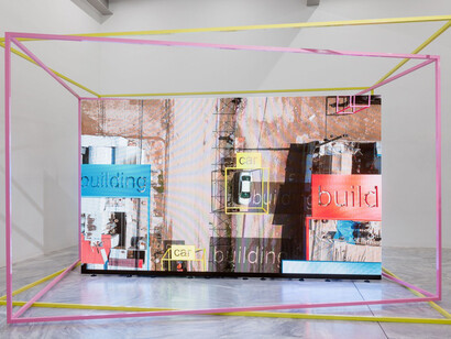 Hito Steyerl, Der menschheit ist die kugel bei einem ohr hinein und beim anderen herausgeflogen, ausstellungsansicht. Mit freundlicher genehmigung von MAK