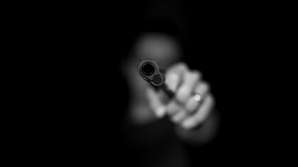 Ogni giorno nel mondo migliaia di persone perdono la vita a causa di armi da fuoco, spesso reperibili con troppa facilità