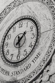 Relógio antigo em parede de castelo remete à outras eras da humanidade