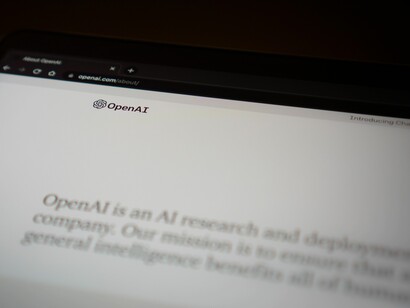 ChatGPT. Si basa esclusivamente sul linguaggio ed è addestrato per prevedere la probabilità di una data sequenza di parole, in base al contesto di quelle che la precedono