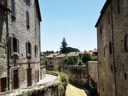 La città è profondamente legata alle proprie tradizioni, che continuano a essere parte della vita quotidiana della comunità eugubina. Gubbio, Italia