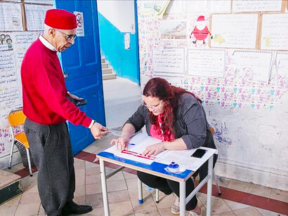 Législatives du 17.12.2023. Le président a tenté de faire taire la population en cachant la vérité sur le désastre économique dans lequel la Tunisie était et est toujours, affichant que tout allait bien dans le pays © AP
